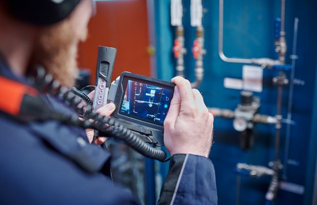taking a picture of a leakage with ultrasonic testing device sonaphone taking a picture of a leakage with ultrasonic testing device sonaphone