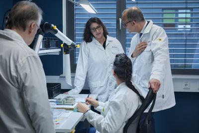 CCO Manuela Münch informs about electronics manufacturing at SONOTEC CCO Manuela Münch informs about electronics manufacturing at SONOTEC