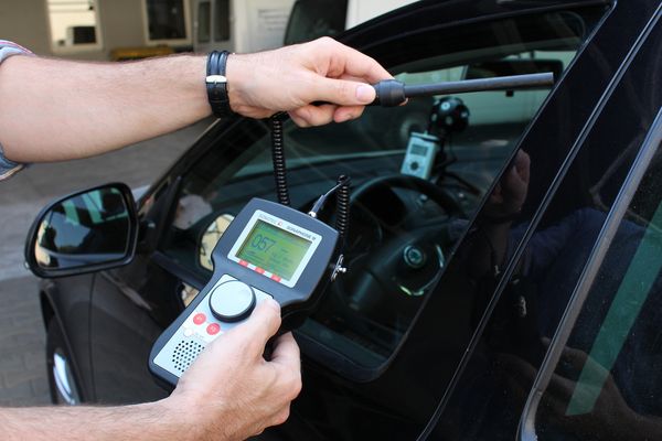Ultrasonic tightness testing at a car with ultrasonic testing device and sensor Ultrasonic tightness testing at a car with ultrasonic testing device and sensor